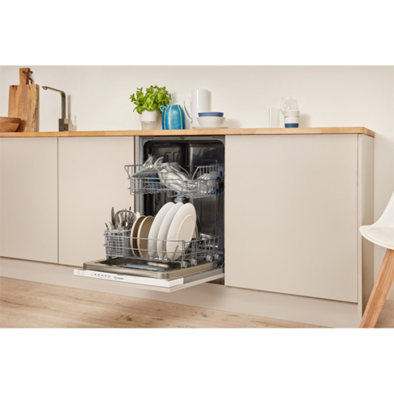 Посудомийна машина INDESIT DSIE 2B10